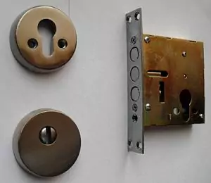 Süvistatav lukk Master Lock 2514 Ts (3 rigelja) pod Lukusüdamik
